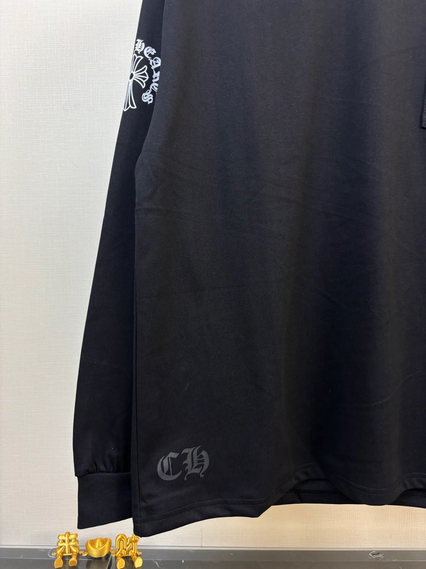Style No.: DC # Chromo Heart 26SS Spring and Summer New Arrival Same Style Loose Version for Men and Women, Long Sleeves of Gram Double Yarn Pure Cotton, Imported Ribbing Machine, Double Threads on the Shoulders, Handmade Burst Beading Craftsmanship Size: S M L XL Color: Black White